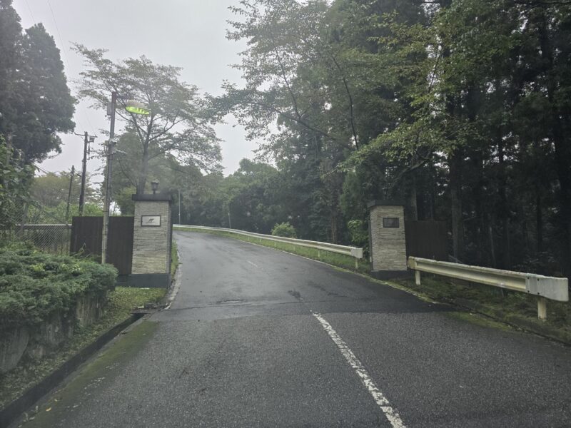 雨の朝の上総モナークカントリークラブのクラブハウス