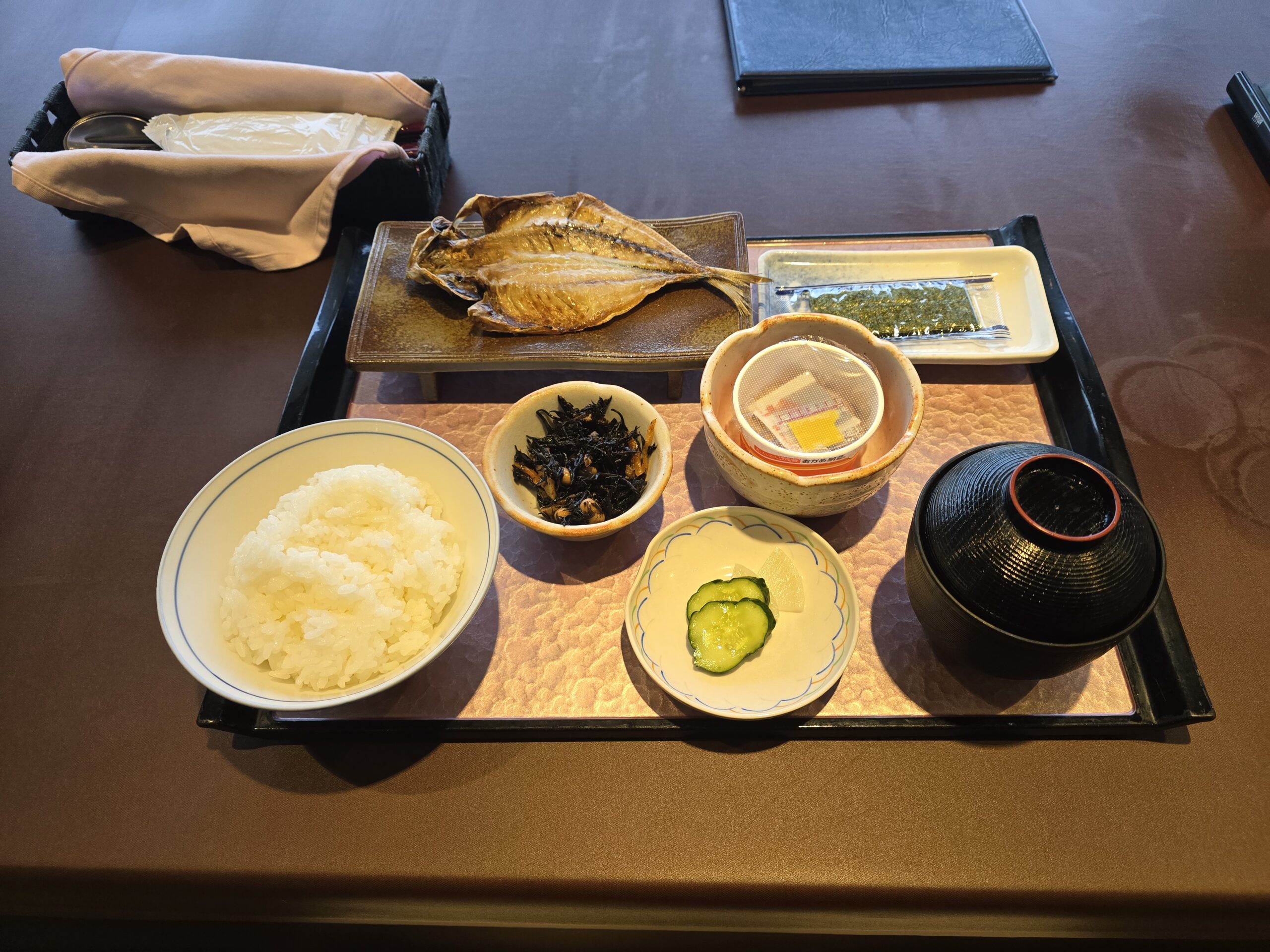 東富士カントリークラブの和朝食。焼き魚、納豆、ひじき、海苔、白米と味噌汁