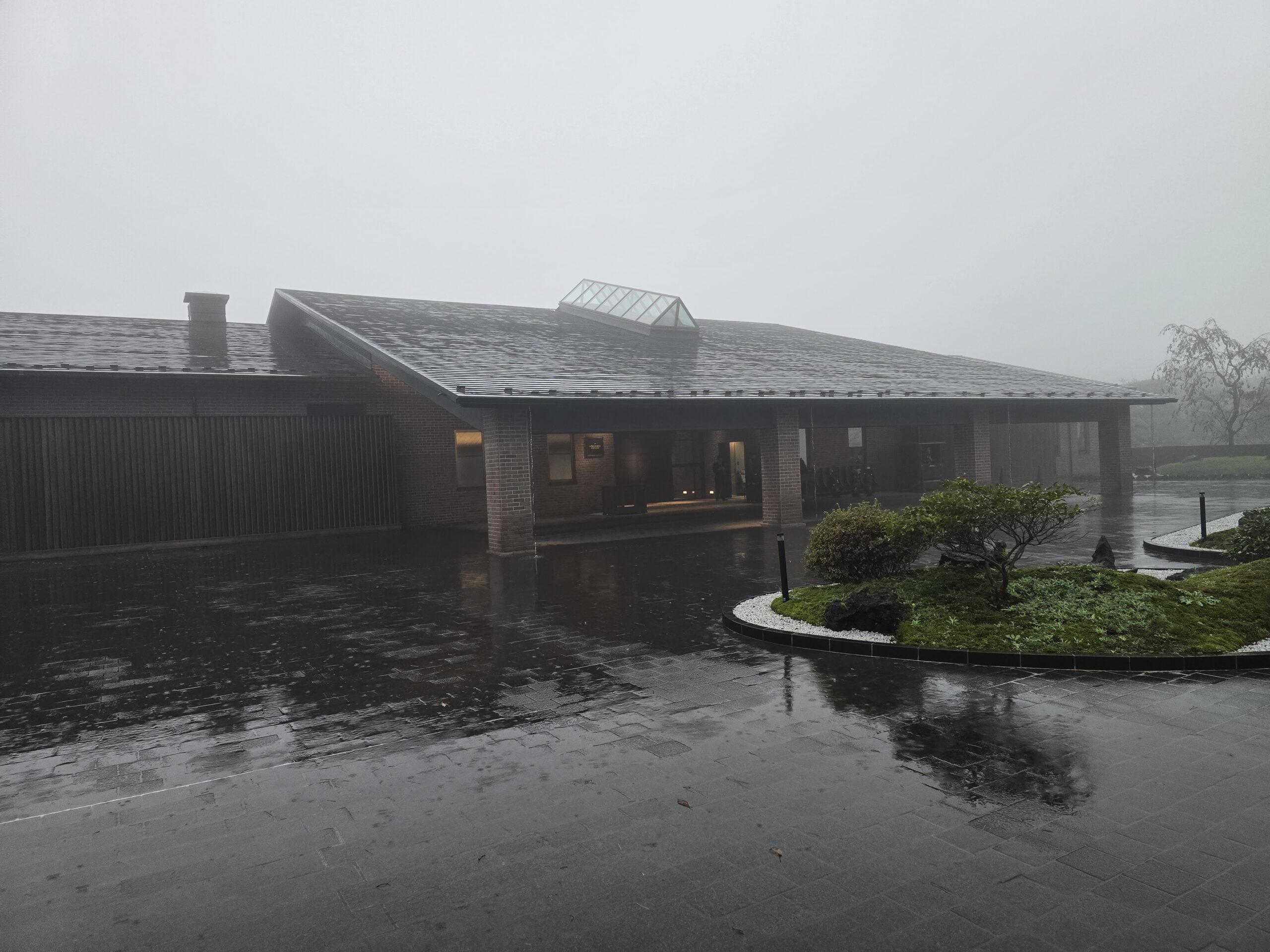 雨に濡れたGORA KADAN FUJI GOLFのクラブハウス