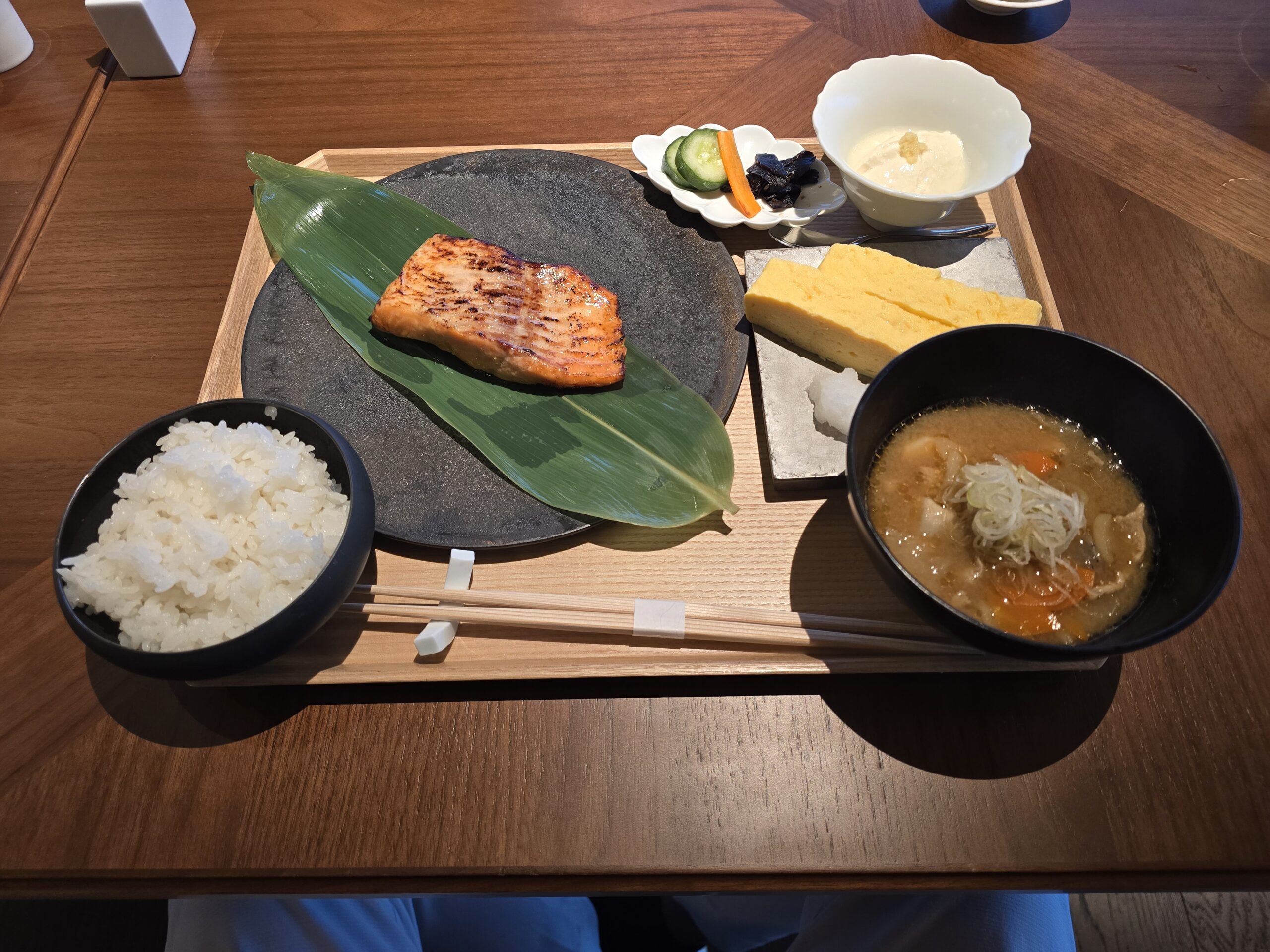 GORA KADAN FUJI GOLFの和朝食。鮭、だし巻き卵、自家製豆腐、漬物、白米と豚汁