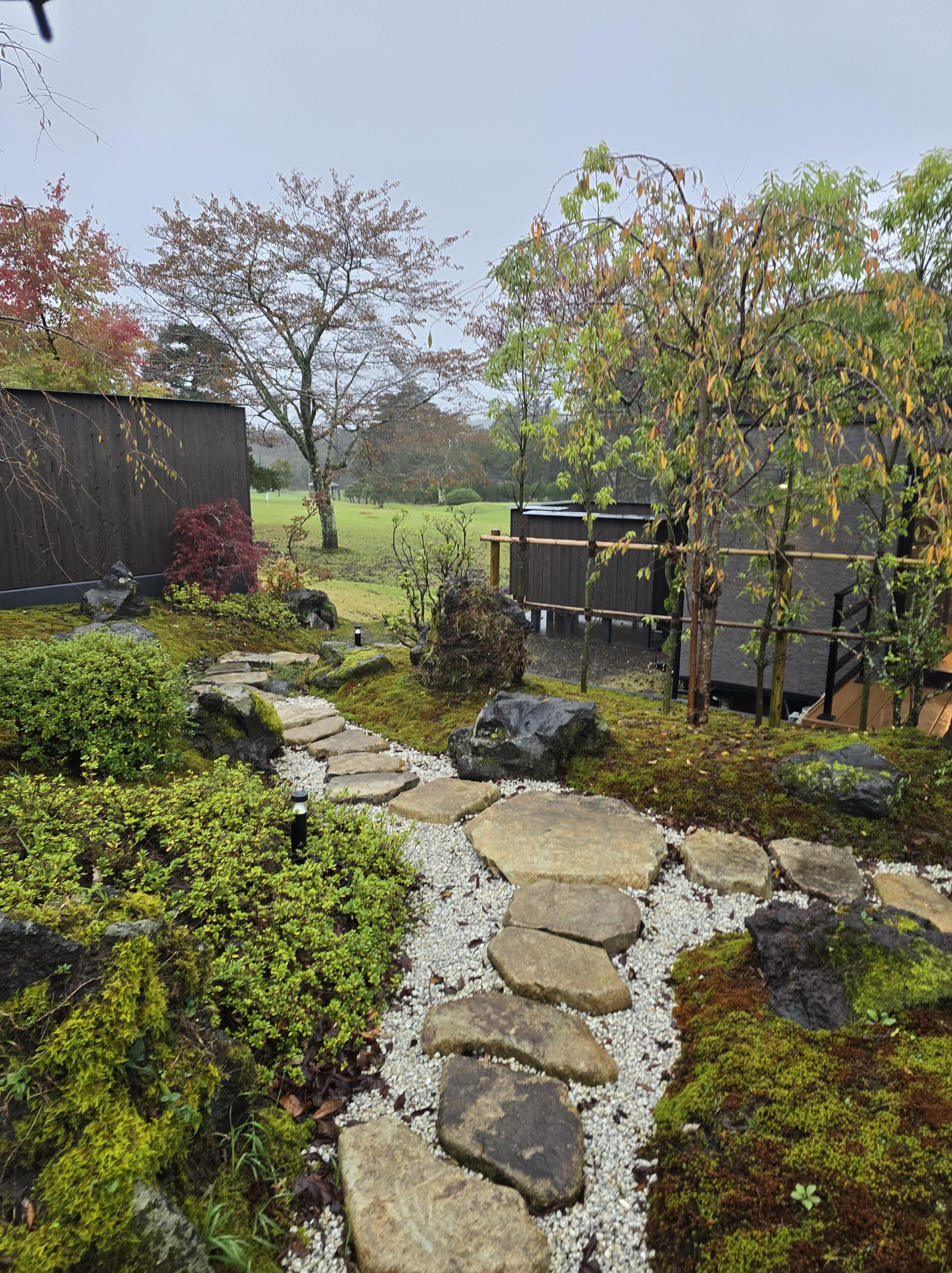 GORA KADAN FUJI GOLFの庭。雨に濡れた苔と飛び石、色づく木々