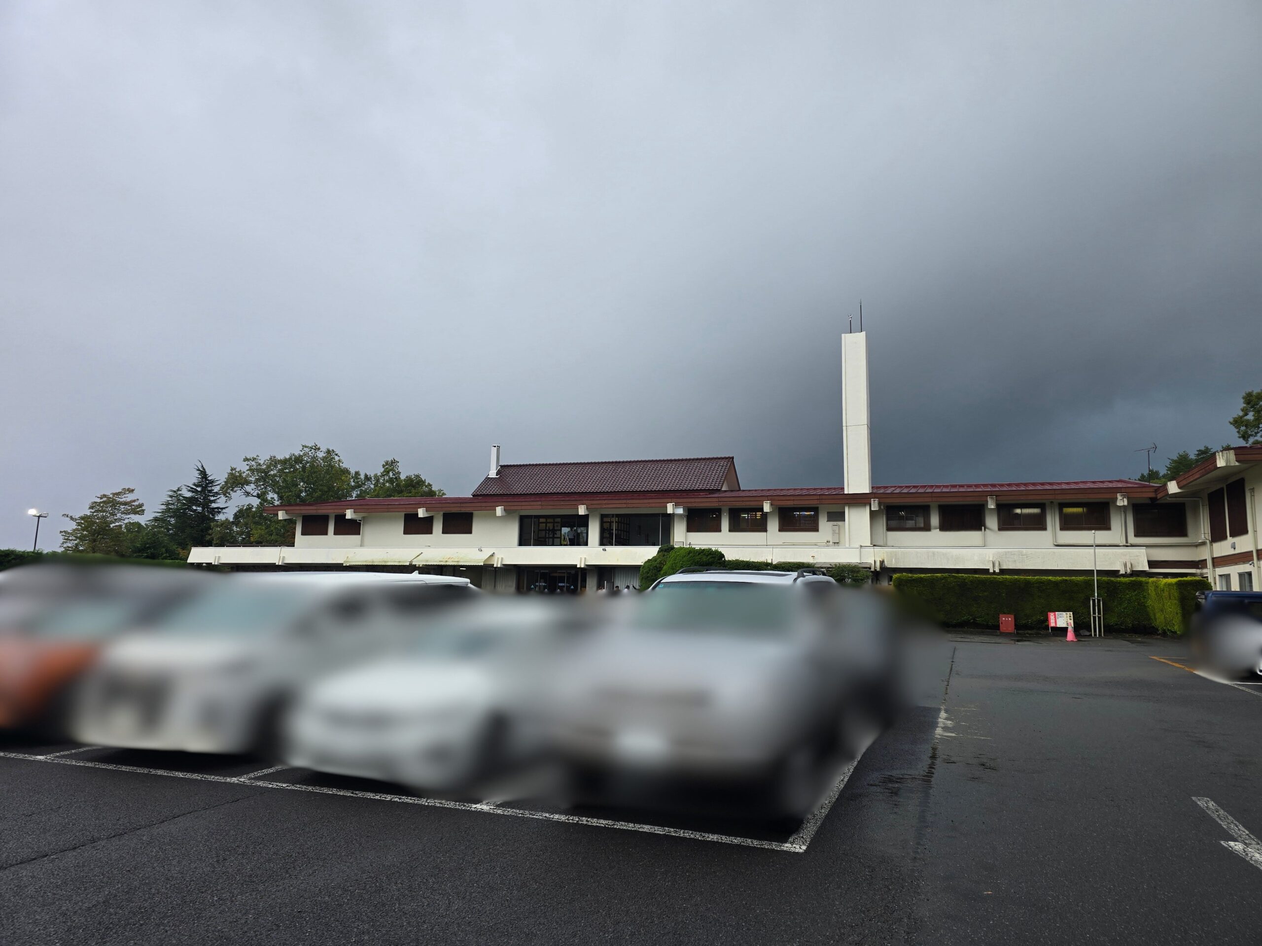 東富士カントリークラブのクラブハウス外観。駐車車両はぼかし処理済み