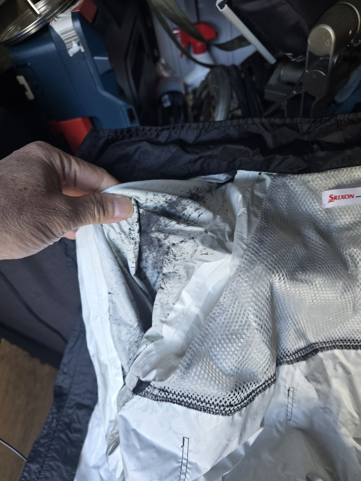 買い替え前のスリクソンのレインウェア。内側の表面が部分的にはがれたように見える状態